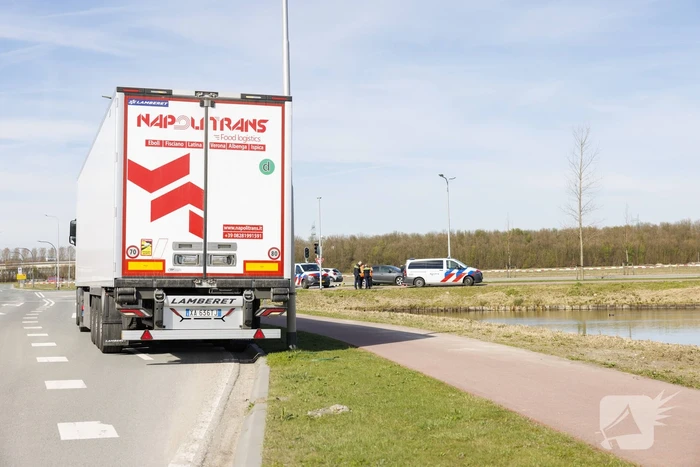 Vrachtwagen en personenauto botsen