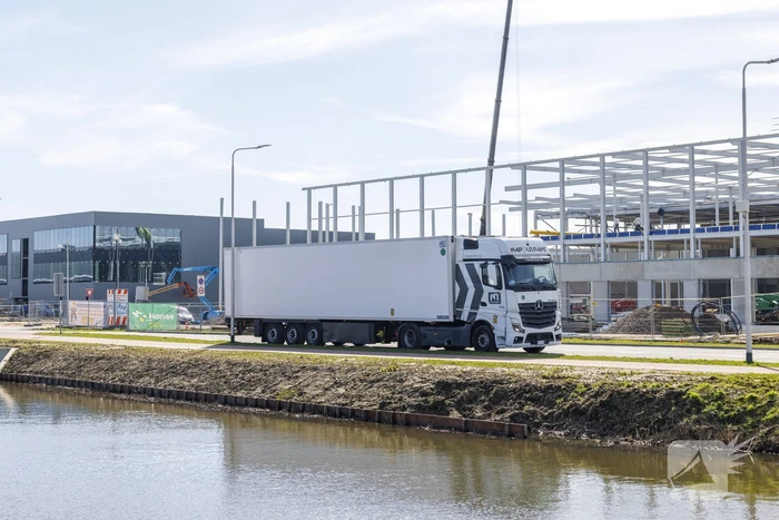 Vrachtwagen en personenauto botsen
