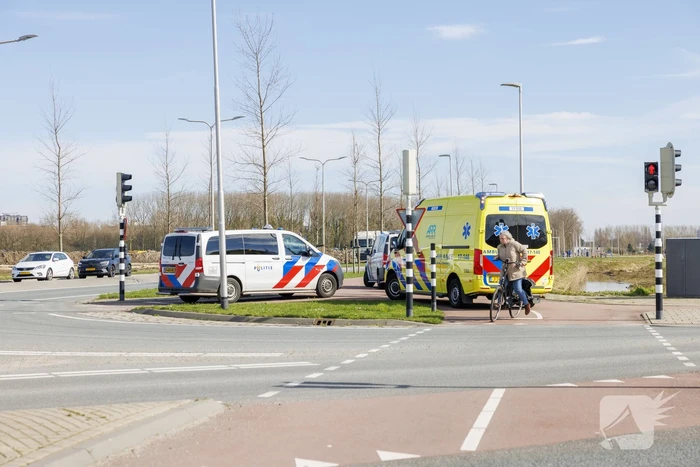 Vrachtwagen en personenauto botsen