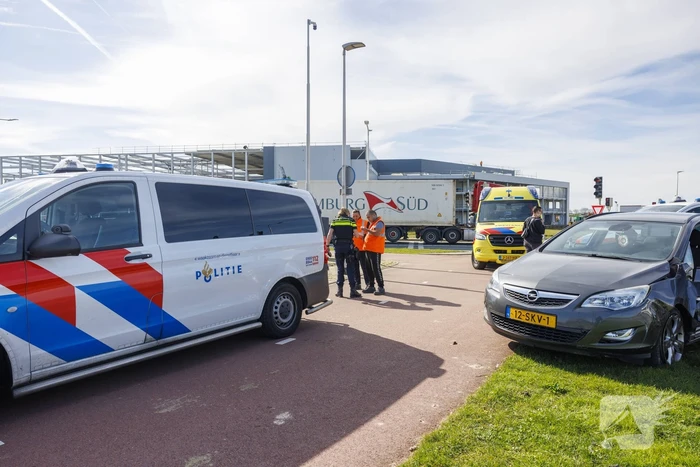 Vrachtwagen en personenauto botsen