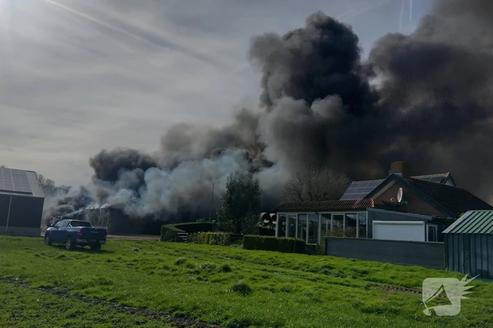 Hevige rookontwikkeling bij brand in loods