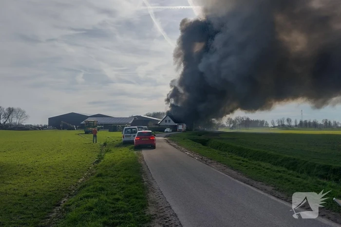 Hevige rookontwikkeling bij brand in loods