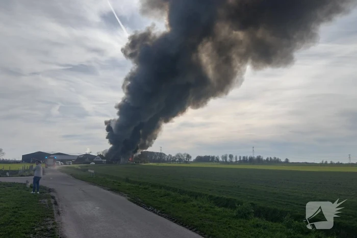 Hevige rookontwikkeling bij brand in loods