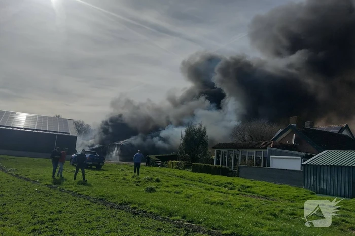 Hevige rookontwikkeling bij brand in loods