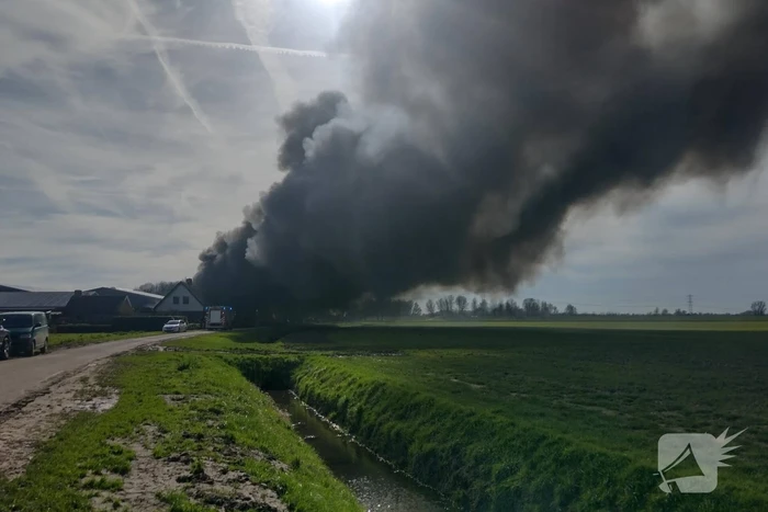 Hevige rookontwikkeling bij brand in loods