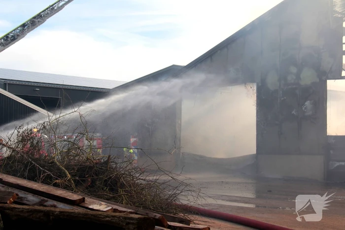 Hevige rookontwikkeling bij brand in loods