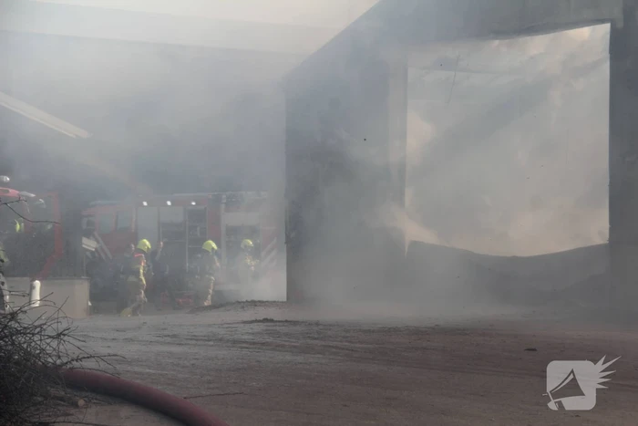 Hevige rookontwikkeling bij brand in loods