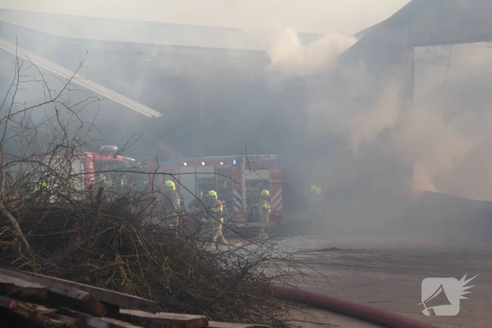 Hevige rookontwikkeling bij brand in loods