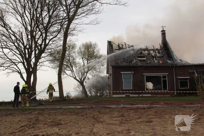 Hevige rookontwikkeling bij brand in loods