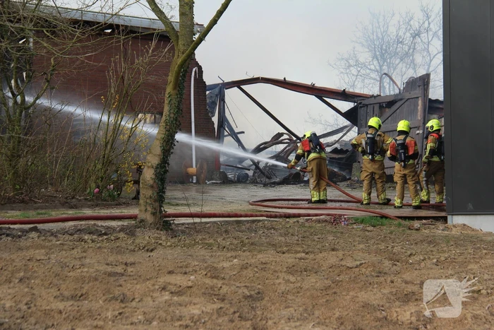 Hevige rookontwikkeling bij brand in loods