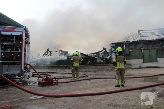 Hevige rookontwikkeling bij brand in loods