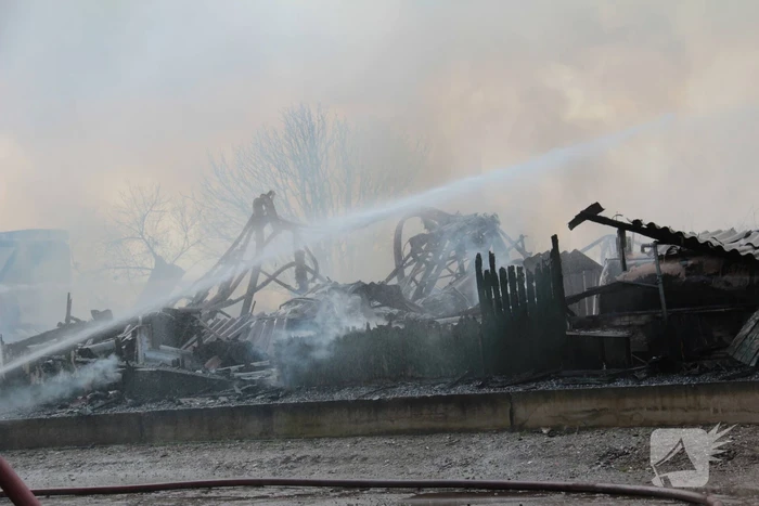 Hevige rookontwikkeling bij brand in loods