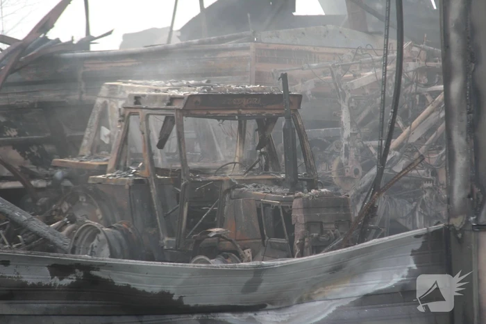 Hevige rookontwikkeling bij brand in loods