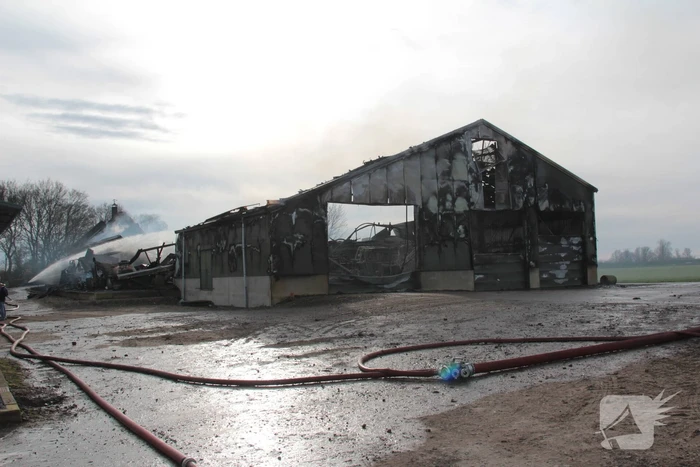 Hevige rookontwikkeling bij brand in loods
