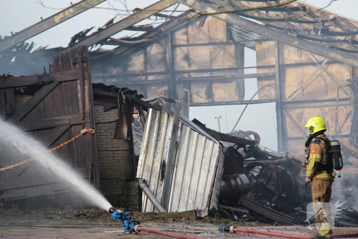 Hevige rookontwikkeling bij brand in loods