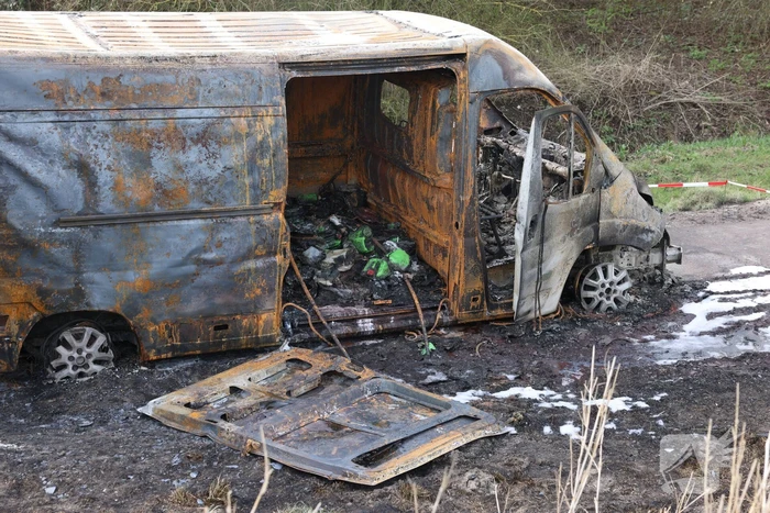 Uitgebrande bestelbus vol met chemische stoffen