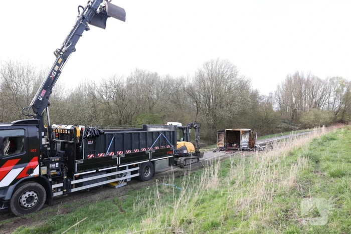 Uitgebrande bestelbus vol met chemische stoffen