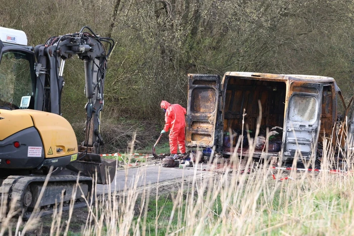 Uitgebrande bestelbus vol met chemische stoffen