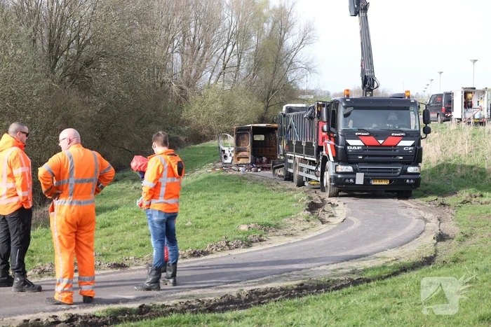 Uitgebrande bestelbus vol met chemische stoffen
