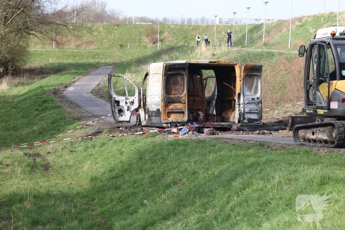 Uitgebrande bestelbus vol met chemische stoffen