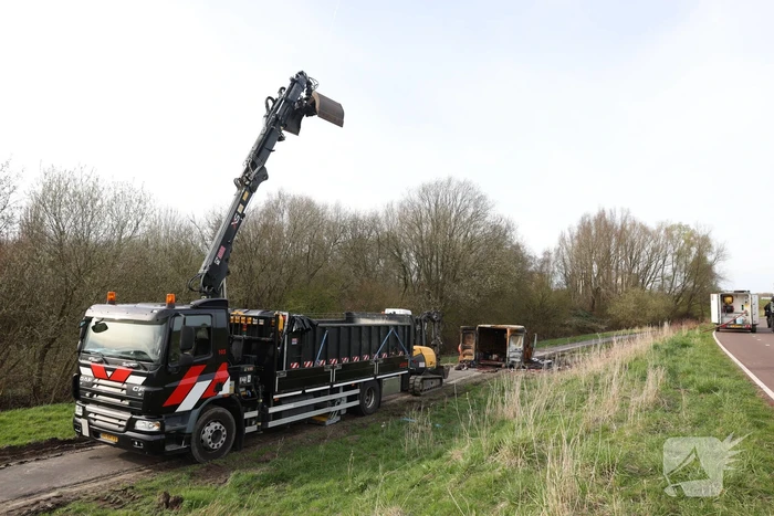 Uitgebrande bestelbus vol met chemische stoffen