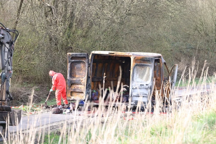 Uitgebrande bestelbus vol met chemische stoffen