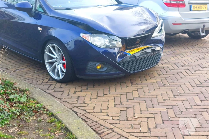 Les auto betrokken bij kop-staartbotsing