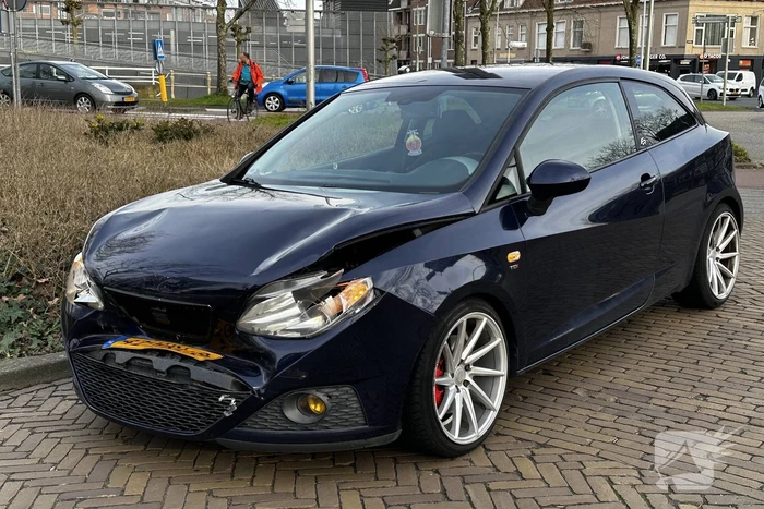 Les auto betrokken bij kop-staartbotsing