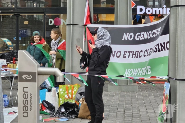 Tientallen pro-Palestijnse actievoerders gaan zitten uit protest tegen Gaza-oorlog