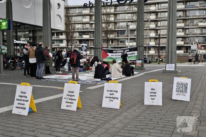 Tientallen pro-Palestijnse actievoerders gaan zitten uit protest tegen Gaza-oorlog