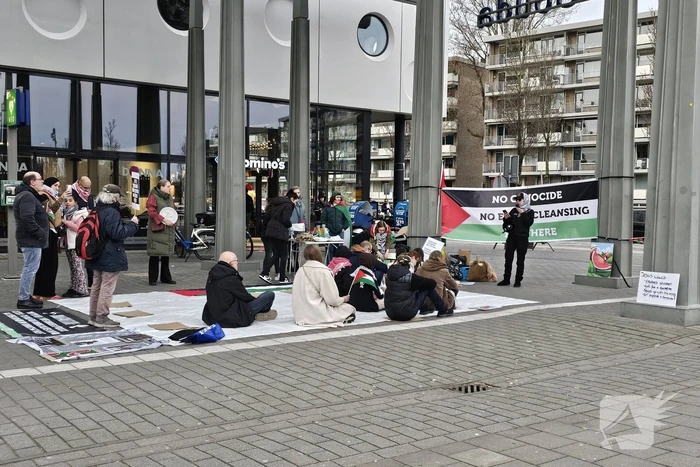 Tientallen pro-Palestijnse actievoerders gaan zitten uit protest tegen Gaza-oorlog