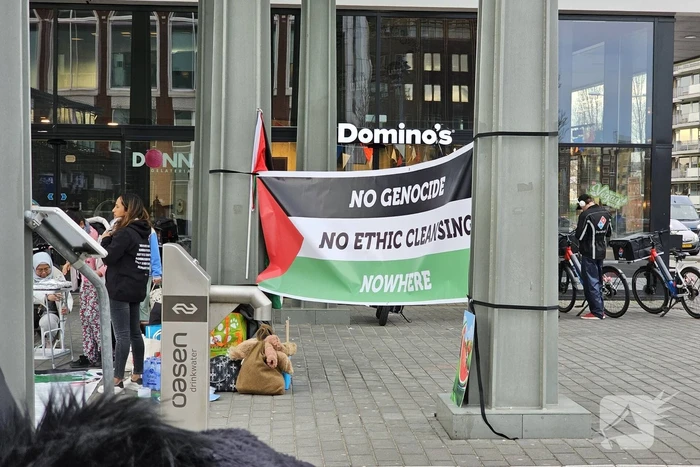 Tientallen pro-Palestijnse actievoerders gaan zitten uit protest tegen Gaza-oorlog