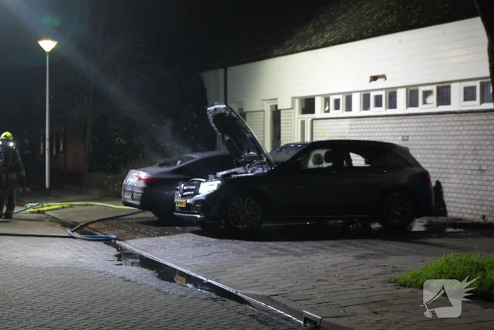 Twee auto's in brand in woonwijk