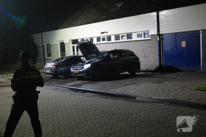 Twee auto's in brand in woonwijk