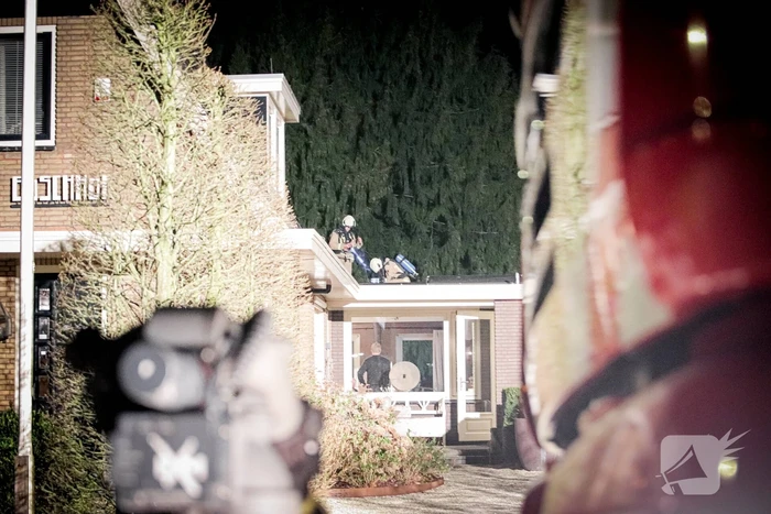 Brand op dak van vrijstaande woning