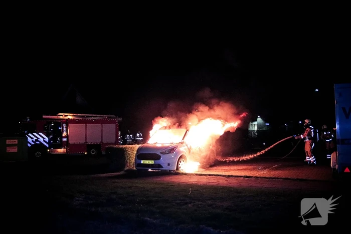 Metershoge vlammen slaan uit bestelbus