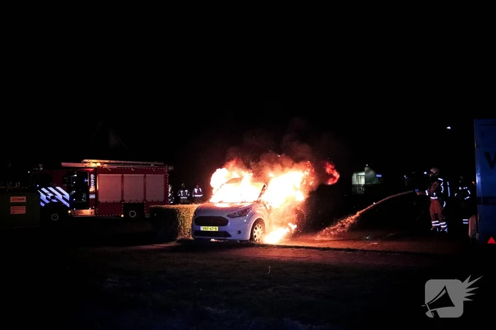 Metershoge vlammen slaan uit bestelbus