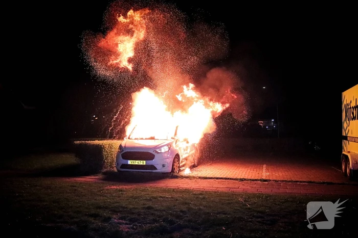 Metershoge vlammen slaan uit bestelbus