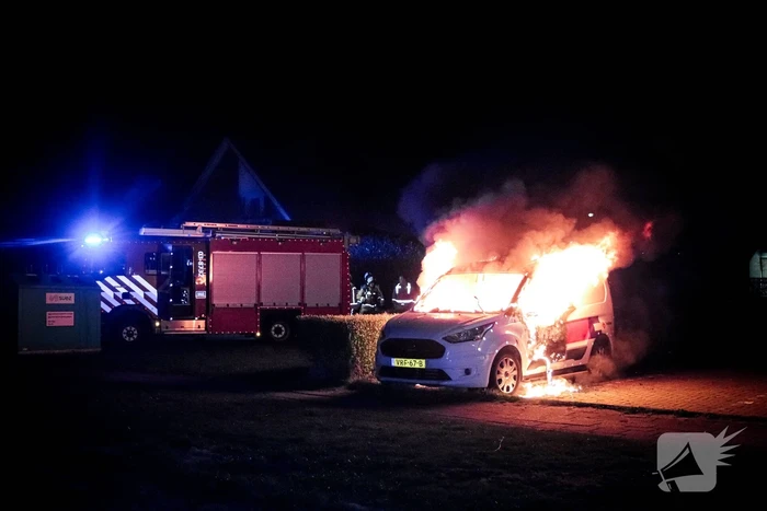 Metershoge vlammen slaan uit bestelbus