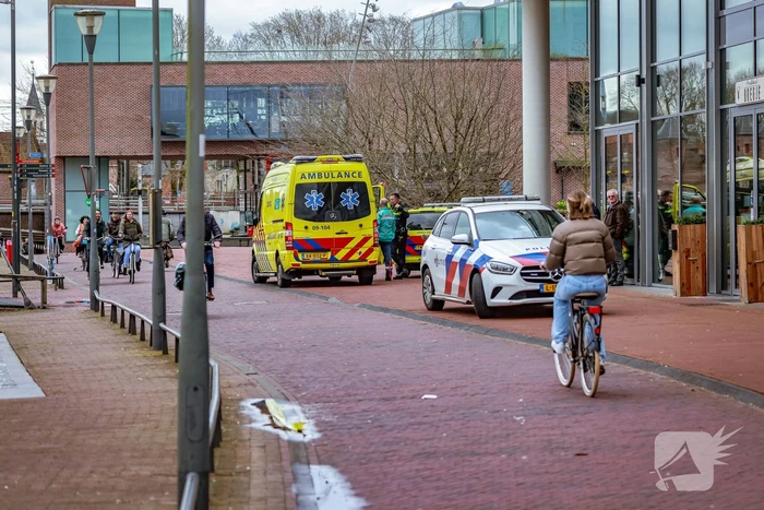 Man op Tomos-scooter botst op kozijn restaurant