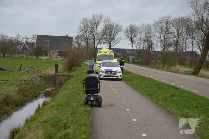 Persoon in scootmobiel raakt te water