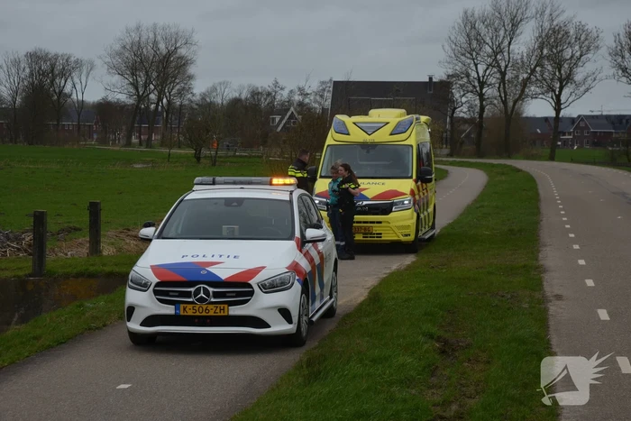 Persoon in scootmobiel raakt te water