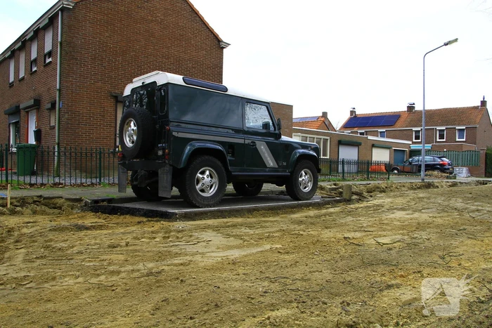 Voertuig moederziel in opgebroken straat