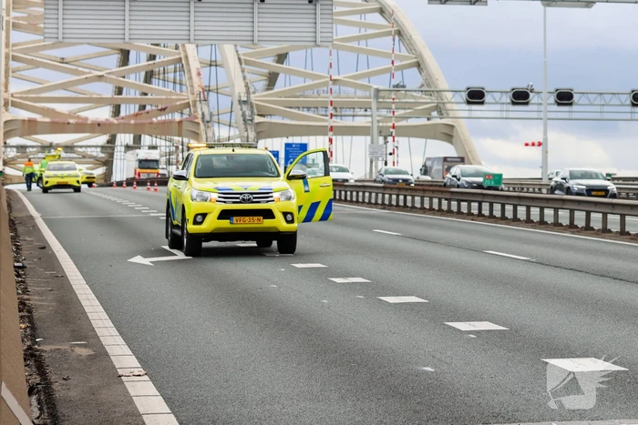 Van Brienenoordbrug deels afgesloten door ongeval