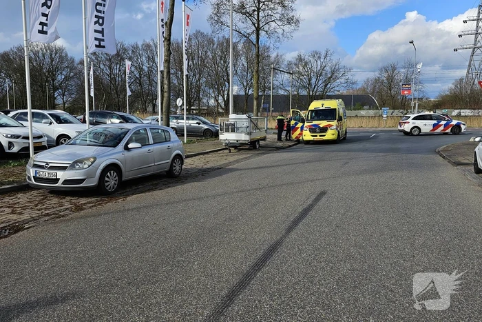 Afslaande automobilist rijdt fietser aan