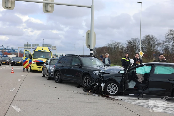 Meerdere voertuigen betrokken bij verkeersongeval op kruising