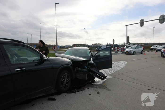 Meerdere voertuigen betrokken bij verkeersongeval op kruising