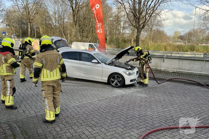 Motor van auto vliegt in brand na autorit