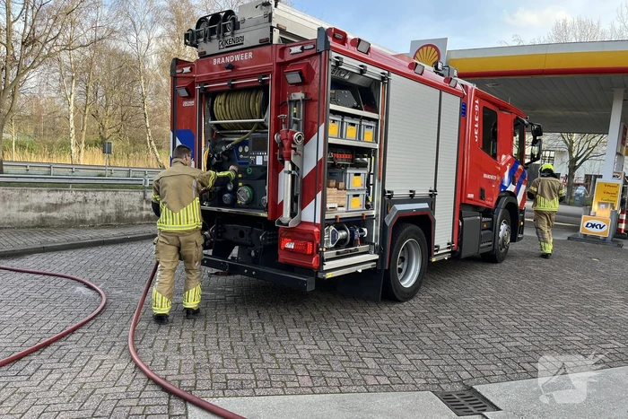 Motor van auto vliegt in brand na autorit