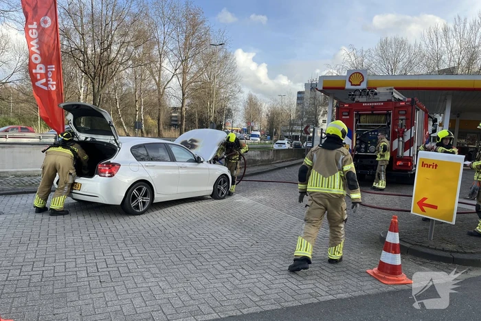 Motor van auto vliegt in brand na autorit
